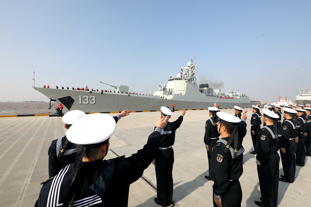 12月15日，中国海军第47批护航编队从浙江舟山某军港解缆起航，赴亚丁湾、索马里海域接替第46批护航编队执行护航任务。这是欢送仪式现场。新华社发（韩林 摄）
