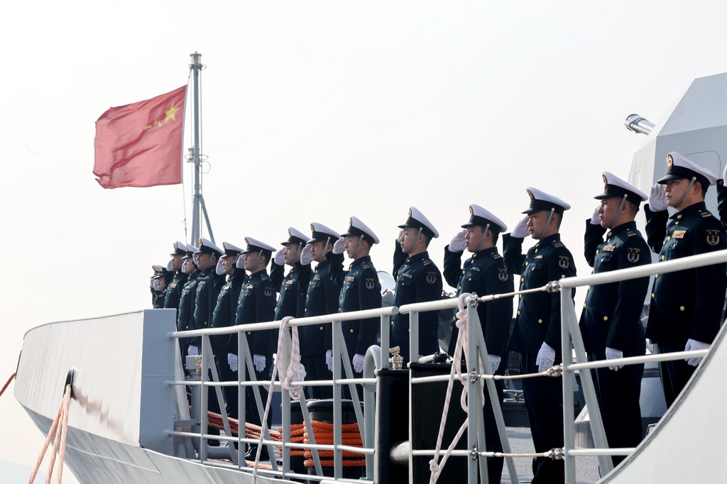 12月15日，中国海军第47批护航编队从浙江舟山某军港解缆起航，赴亚丁湾、索马里海域接替第46批护航编队执行护航任务。这是任务官兵在甲板列队敬礼。新华社发（杨景聪 摄）