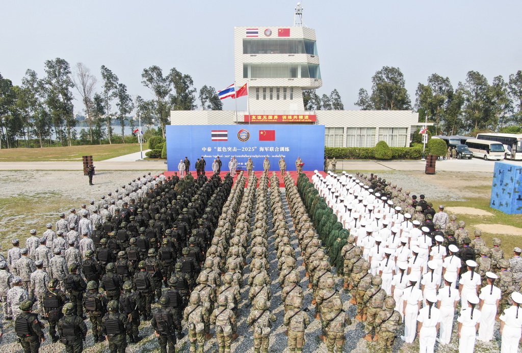 4月2日，中泰“蓝色突击-2025”海军联合训练在广东湛江某训练场举办闭幕式（无人机照片）。新华社发（高国敬 摄）