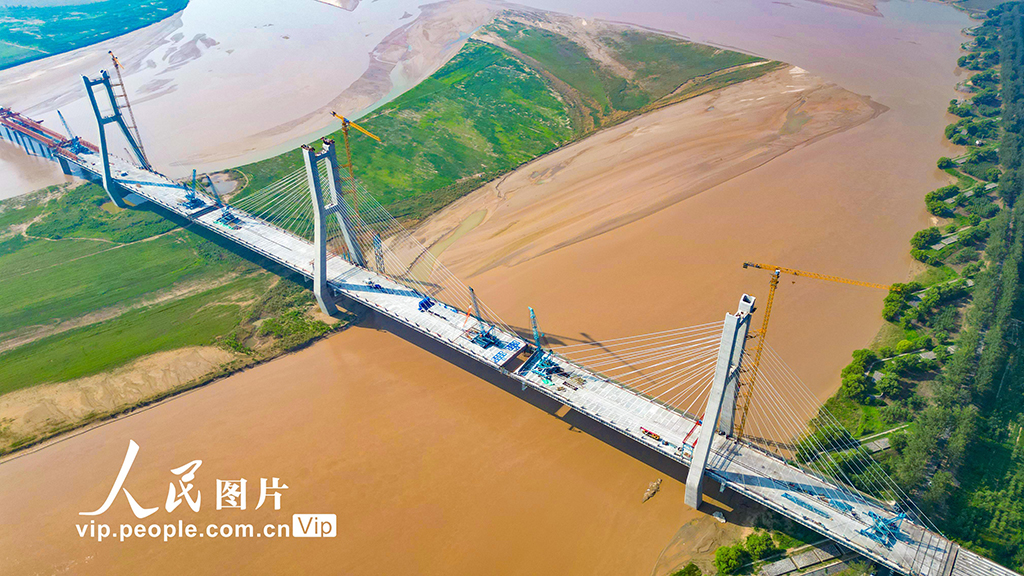 河南：兰原高速黄河特大桥主桥合龙